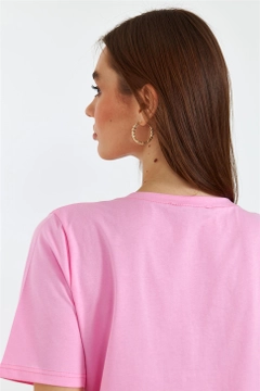 Модель оптовой продажи одежды носит TBU10373 - Women's V-Neck Short Sleeve T-Shirt - Pink, турецкий оптовый товар Футболка от Tuba Butik.