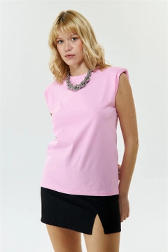 Ein Bekleidungsmodell aus dem Großhandel trägt TBU10446 - Padded Zero Sleeve Women's T-Shirt - Pink, türkischer Großhandel T-Shirt von Tuba Butik