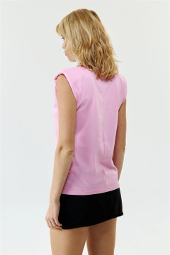 Un model de îmbrăcăminte angro poartă TBU10446 - Padded Zero Sleeve Women's T-Shirt - Pink, turcesc angro Tricou de Tuba Butik