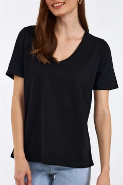 Una modella di abbigliamento all'ingrosso indossa TBU10445 - Women's V-Neck Short Sleeve T-Shirt - Black, vendita all'ingrosso turca di Maglietta di Tuba Butik
