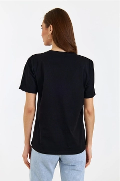 Модел на дрехи на едро носи TBU10445 - Women's V-Neck Short Sleeve T-Shirt - Black, турски едро Тениска на Tuba Butik