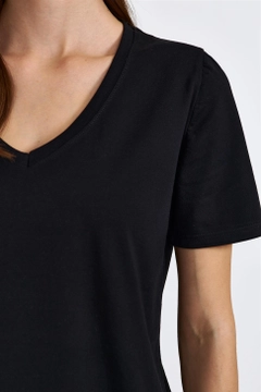 Een kledingmodel uit de groothandel draagt TBU10445 - Women's V-Neck Short Sleeve T-Shirt - Black, Turkse groothandel T-shirt van Tuba Butik