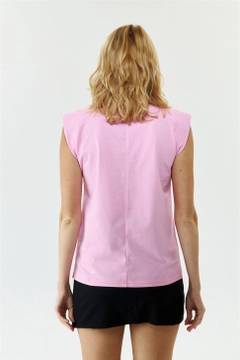 Модель оптовой продажи одежды носит TBU10446 - Padded Zero Sleeve Women's T-Shirt - Pink, турецкий оптовый товар Футболка от Tuba Butik.