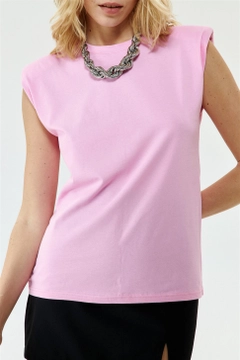 Una modella di abbigliamento all'ingrosso indossa TBU10446 - Padded Zero Sleeve Women's T-Shirt - Pink, vendita all'ingrosso turca di Maglietta di Tuba Butik
