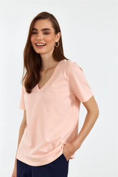 Una modelo de ropa al por mayor lleva TBU10479 - Women's V-Neck Short Sleeve Baby Blue T-Shirt - Pink, Camiseta turco al por mayor de Tuba Butik