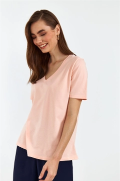 Ένα μοντέλο χονδρικής πώλησης ρούχων φοράει TBU10479 - Women's V-Neck Short Sleeve Baby Blue T-Shirt - Pink, τούρκικο T-shirt χονδρικής πώλησης από Tuba Butik