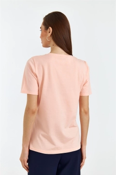 Um modelo de roupas no atacado usa TBU10479 - Women's V-Neck Short Sleeve Baby Blue T-Shirt - Pink, atacado turco Camiseta de Tuba Butik