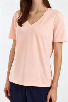 عارض ملابس بالجملة يرتدي TBU10479 - Women's V-Neck Short Sleeve Baby Blue T-Shirt - Pink، تركي بالجملة تي شيرت من Tuba Butik
