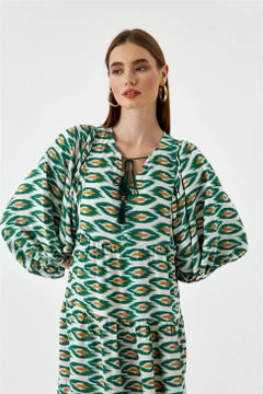 Un mannequin de vêtements en gros porte TBU10581 - Balloon Sleeve Pattern Dress - Green, Robe en gros de Tuba Butik en provenance de Turquie