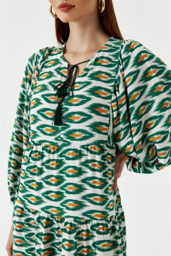 Una modelo de ropa al por mayor lleva TBU10581 - Balloon Sleeve Pattern Dress - Green, Vestido turco al por mayor de Tuba Butik