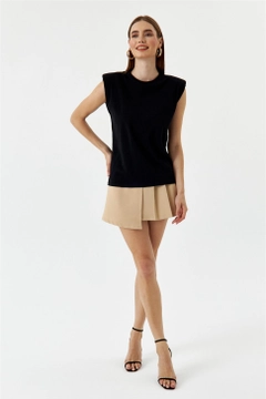 Un model de îmbrăcăminte angro poartă TBU10585 - Padded Zero Sleeve Women's T-Shirt - Black, turcesc angro Tricou de Tuba Butik