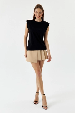 Ένα μοντέλο χονδρικής πώλησης ρούχων φοράει TBU10585 - Padded Zero Sleeve Women's T-Shirt - Black, τούρκικο T-shirt χονδρικής πώλησης από Tuba Butik