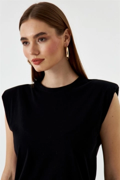 Ένα μοντέλο χονδρικής πώλησης ρούχων φοράει TBU10585 - Padded Zero Sleeve Women's T-Shirt - Black, τούρκικο T-shirt χονδρικής πώλησης από Tuba Butik