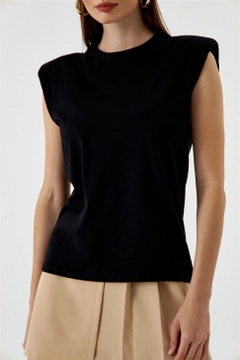 Модель оптовой продажи одежды носит TBU10585 - Padded Zero Sleeve Women's T-Shirt - Black, турецкий оптовый товар Футболка от Tuba Butik.