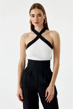 Bir model, Tuba Butik toptan giyim markasının TBU10610 - Women's Cross-Strap Knitwear Blouse - White toptan Bluz ürününü sergiliyor.