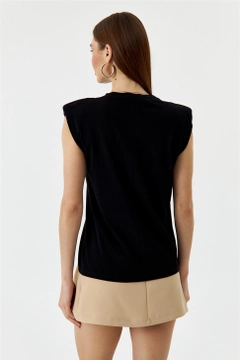 Veľkoobchodný model oblečenia nosí TBU10585 - Padded Zero Sleeve Women's T-Shirt - Black, turecký veľkoobchodný Tričko od Tuba Butik