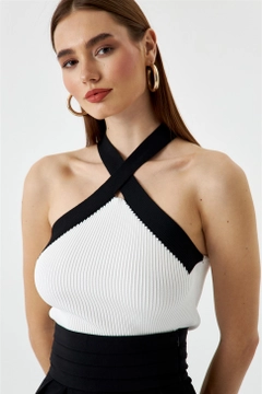 Una modelo de ropa al por mayor lleva TBU10610 - Women's Cross-Strap Knitwear Blouse - White, Blusa turco al por mayor de Tuba Butik
