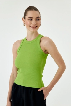Ένα μοντέλο χονδρικής πώλησης ρούχων φοράει TBU10762 - Halter Collar Corduroy Athlete - Green, τούρκικο Φανελάκι χονδρικής πώλησης από Tuba Butik