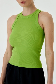 Ένα μοντέλο χονδρικής πώλησης ρούχων φοράει TBU10762 - Halter Collar Corduroy Athlete - Green, τούρκικο Φανελάκι χονδρικής πώλησης από Tuba Butik