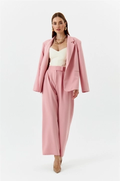 Bir model, Tuba Butik toptan giyim markasının TBU11252 - Velcro Detail Palazzo Women's Trousers - Powder Pink toptan Pantolon ürününü sergiliyor.