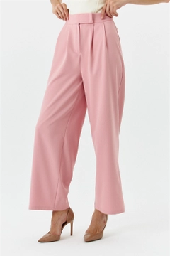 Bir model, Tuba Butik toptan giyim markasının TBU11252 - Velcro Detail Palazzo Women's Trousers - Powder Pink toptan Pantolon ürününü sergiliyor.