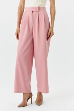 Una modelo de ropa al por mayor lleva TBU11252 - Velcro Detail Palazzo Women's Trousers - Powder Pink, Pantalón turco al por mayor de Tuba Butik