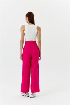 Bir model, Tuba Butik toptan giyim markasının TBU11248 - Velcro Detailed Palazzo Women's Trousers - Fuchsia toptan Pantolon ürününü sergiliyor.