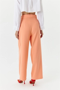 Una modelo de ropa al por mayor lleva TBU11253 - Velcro Detailed Palazzo Puppy Women's Trousers - Pink, Pantalón turco al por mayor de Tuba Butik