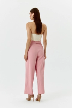 Een kledingmodel uit de groothandel draagt TBU11252 - Velcro Detail Palazzo Women's Trousers - Powder Pink, Turkse groothandel Broek van Tuba Butik