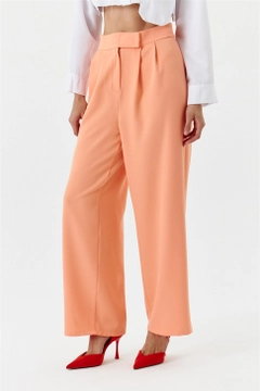 Bir model, Tuba Butik toptan giyim markasının TBU11253 - Velcro Detailed Palazzo Puppy Women's Trousers - Pink toptan Pantolon ürününü sergiliyor.