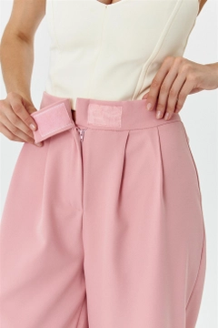 Um modelo de roupas no atacado usa TBU11252 - Velcro Detail Palazzo Women's Trousers - Powder Pink, atacado turco Calça de Tuba Butik