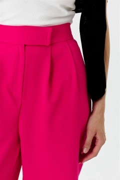 Ένα μοντέλο χονδρικής πώλησης ρούχων φοράει TBU11248 - Velcro Detailed Palazzo Women's Trousers - Fuchsia, τούρκικο Παντελόνι χονδρικής πώλησης από Tuba Butik