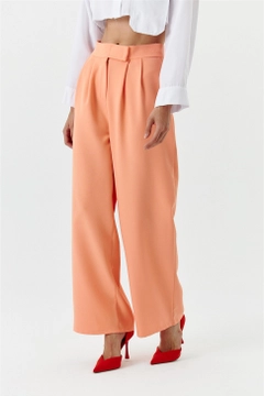 Bir model, Tuba Butik toptan giyim markasının TBU11253 - Velcro Detailed Palazzo Puppy Women's Trousers - Pink toptan Pantolon ürününü sergiliyor.