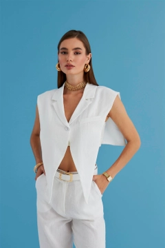 Una modelo de ropa al por mayor lleva TBU11310 - Linen Blend Design Women's Vest - White, Chaleco turco al por mayor de Tuba Butik