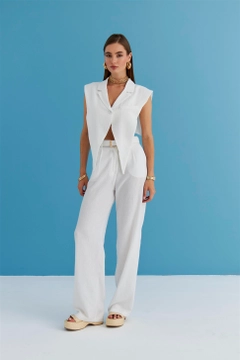 Модел на дрехи на едро носи TBU11310 - Linen Blend Design Women's Vest - White, турски едро Жилетка на Tuba Butik
