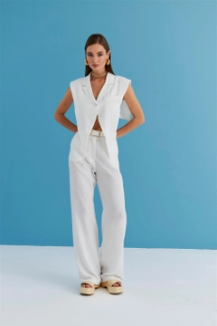 Una modella di abbigliamento all'ingrosso indossa TBU11310 - Linen Blend Design Women's Vest - White, vendita all'ingrosso turca di Veste di Tuba Butik