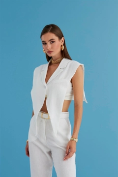 Una modelo de ropa al por mayor lleva TBU11310 - Linen Blend Design Women's Vest - White, Chaleco turco al por mayor de Tuba Butik