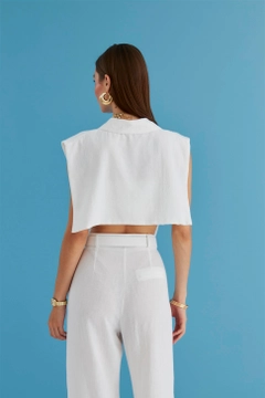 Una modella di abbigliamento all'ingrosso indossa TBU11310 - Linen Blend Design Women's Vest - White, vendita all'ingrosso turca di Veste di Tuba Butik