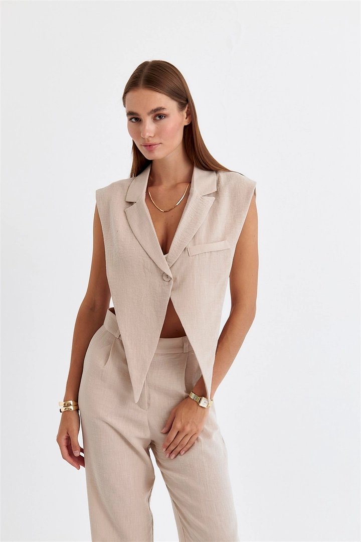 Ένα μοντέλο χονδρικής πώλησης ρούχων φοράει TBU11322 - Linen Blend Design Women's Vest - Mink, τούρκικο Αμάνικο μπλουζάκι χονδρικής πώλησης από Tuba Butik