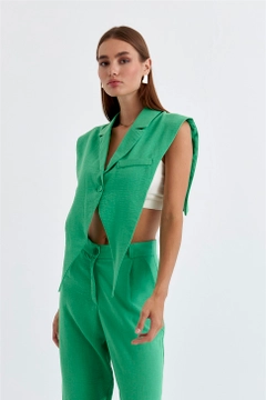 Una modelo de ropa al por mayor lleva TBU11330 - Linen Blend Design Women's Vest - Green, Chaleco turco al por mayor de Tuba Butik