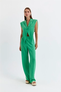 Una modella di abbigliamento all'ingrosso indossa TBU11330 - Linen Blend Design Women's Vest - Green, vendita all'ingrosso turca di Veste di Tuba Butik