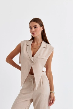 Ένα μοντέλο χονδρικής πώλησης ρούχων φοράει TBU11322 - Linen Blend Design Women's Vest - Mink, τούρκικο Αμάνικο μπλουζάκι χονδρικής πώλησης από Tuba Butik