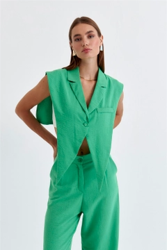 Een kledingmodel uit de groothandel draagt TBU11330 - Linen Blend Design Women's Vest - Green, Turkse groothandel Vest van Tuba Butik