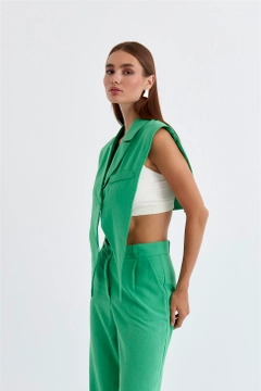 Ένα μοντέλο χονδρικής πώλησης ρούχων φοράει TBU11330 - Linen Blend Design Women's Vest - Green, τούρκικο Αμάνικο μπλουζάκι χονδρικής πώλησης από Tuba Butik