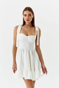Una modella di abbigliamento all'ingrosso indossa TBU11332 - Tie Bust Cup Mini Dress - White, vendita all'ingrosso turca di Vestito di Tuba Butik