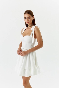 Ένα μοντέλο χονδρικής πώλησης ρούχων φοράει TBU11332 - Tie Bust Cup Mini Dress - White, τούρκικο Φόρεμα χονδρικής πώλησης από Tuba Butik