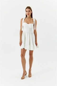 Bir model, Tuba Butik toptan giyim markasının TBU11332 - Tie Bust Cup Mini Dress - White toptan Elbise ürününü sergiliyor.