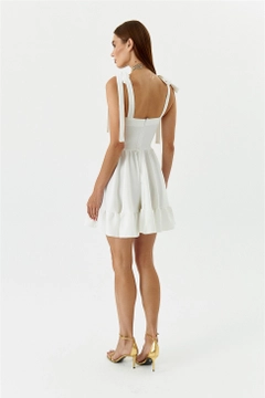 Veleprodajni model oblačil nosi TBU11332 - Tie Bust Cup Mini Dress - White, turška veleprodaja Obleka od Tuba Butik