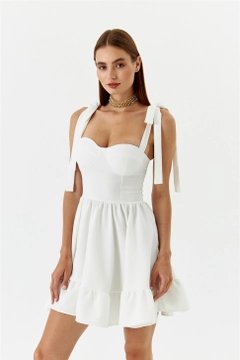 Ένα μοντέλο χονδρικής πώλησης ρούχων φοράει TBU11332 - Tie Bust Cup Mini Dress - White, τούρκικο Φόρεμα χονδρικής πώλησης από Tuba Butik