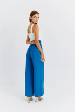 Een kledingmodel uit de groothandel draagt TBU11763 - Women's Wide Leg Flowy Trousers - Blue, Turkse groothandel Broek van Tuba Butik